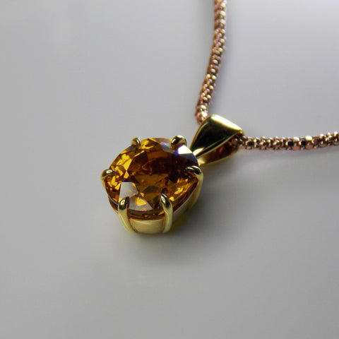 Six-claw citrine pendant in yellow gold