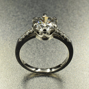 Eagle claw, crown setting solitaire. Diamonds in platinum - Scherman's - Engagement rings - Scherman's